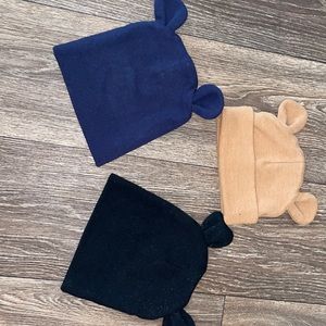So Cute!! Nit beanies! Super soft! Barely worn! Thick! 0-6 months!